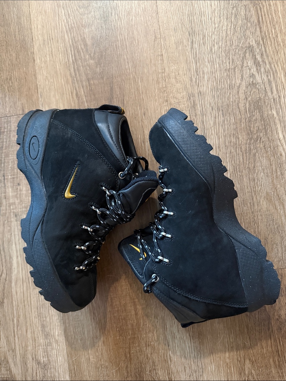 Nike ACG BOOTS SIZE 6Y